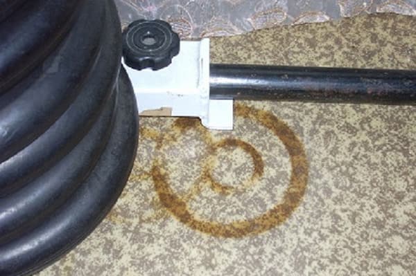 Pata de rugina pe linoleum