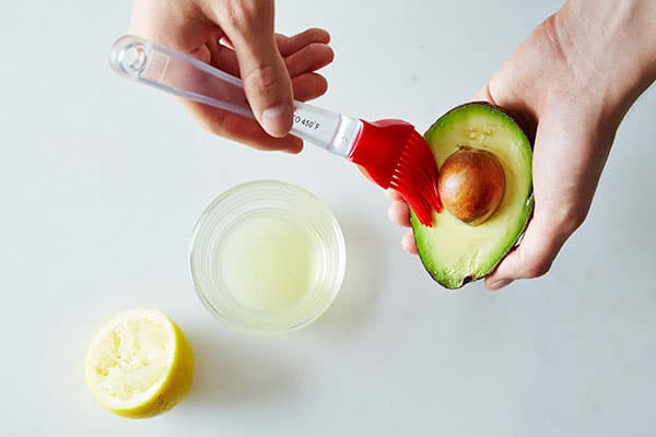 Ungerea jumătăților de avocado cu suc de lămâie