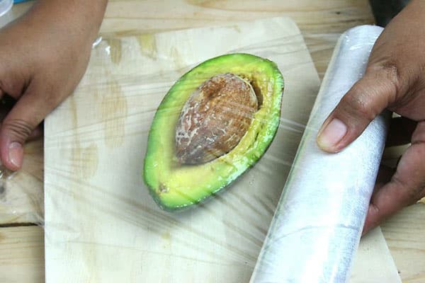 Pregătirea jumătăților de avocado pentru păstrare
