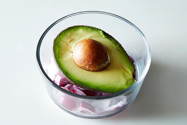 Depozitare avocado feliat cu ceapă