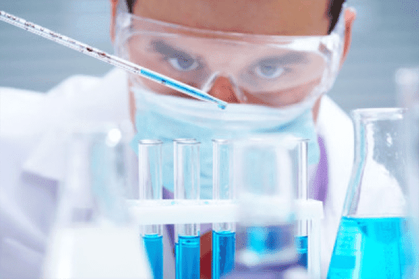 Cercetări într-un laborator de chimie