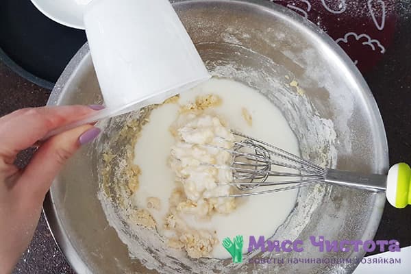 Se adaugă kefir în făină și ouă