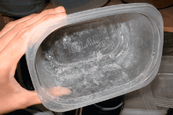 Recipient din plastic după spălare într-o mașină de spălat vase