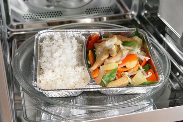 Recipient alimentar cu folie de microunde
