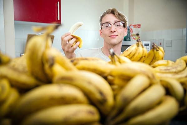 Tânăr cu banane