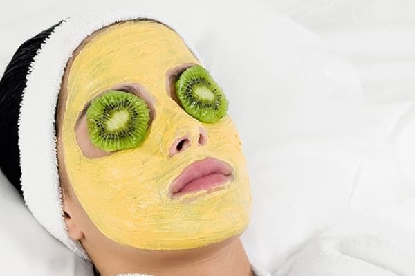 Fată cu o mască cosmetică pe față.