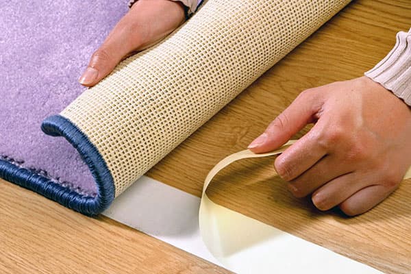 Covor anti-alunecare cu bandă de mascare