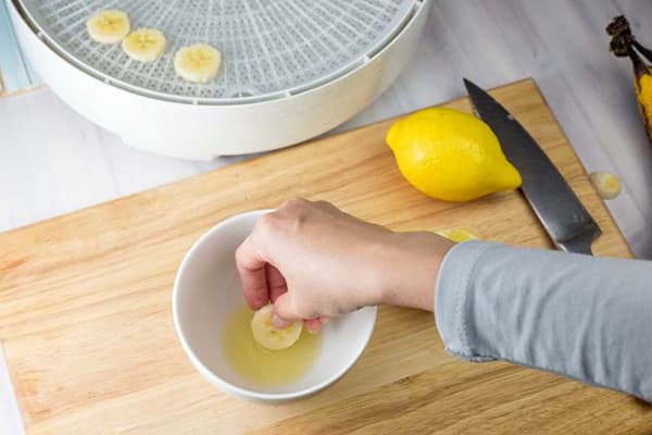 Prelucrarea bananelor cu suc de lămâie