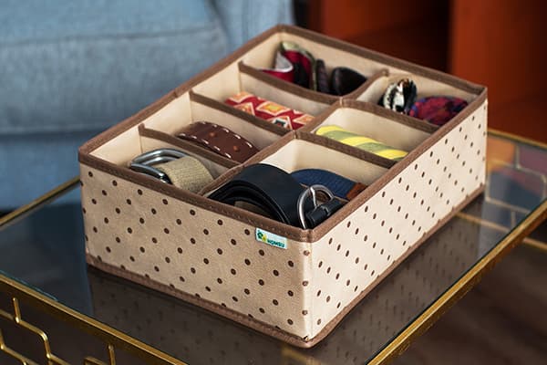 Cutie organizator pentru curele și accesorii