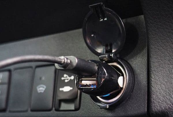 Încărcați-vă telefonul cu o brichetă într-o mașină