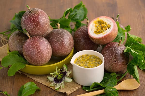 Fructul pasiunii, frunzele și floarea