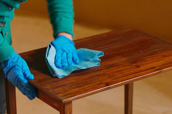Prelucrarea unei mese din lemn cu ceară de mobilier