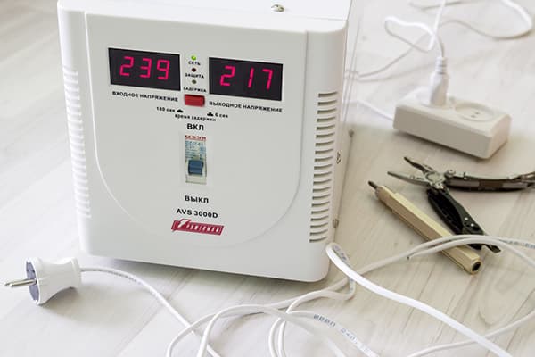 Regulator de tensiune