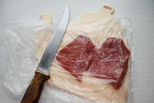 Tăiați cuțitul și carnea