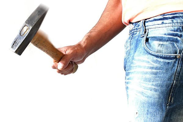 Om care ține un ciocan