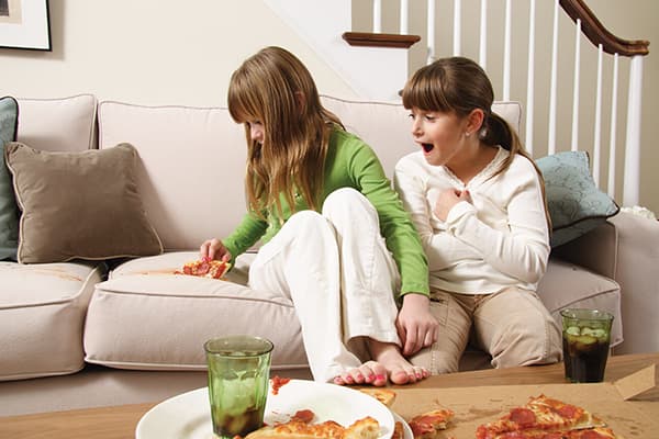 Fata a aruncat o bucată de pizza pe canapea