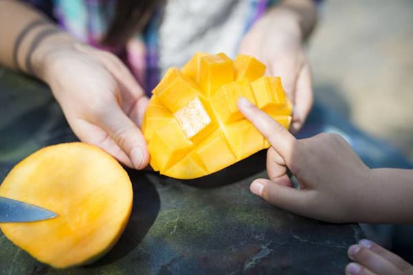 Tăiați fructe de mango