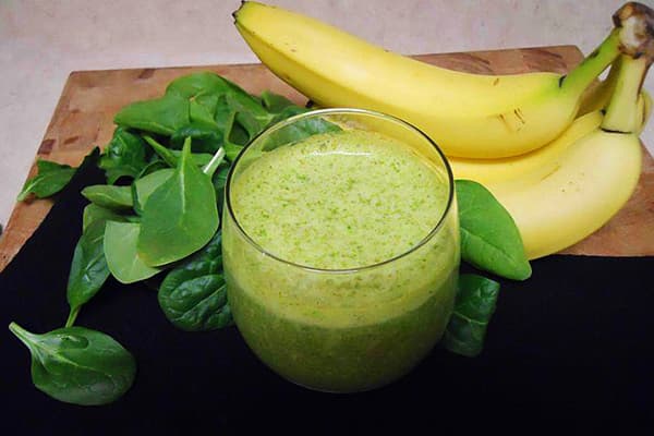 Smoothie cu fructe și legume cu spanac și banană
