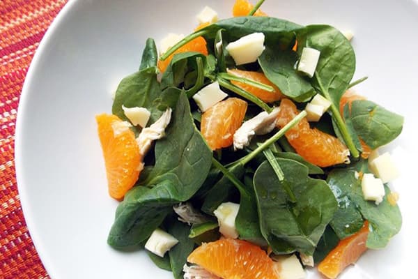 Salată de pui cu spanac și mandarine