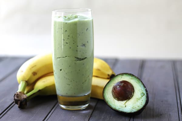 Smoothie de avocado cu banane