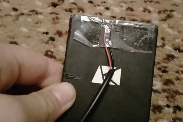 Încărcați-vă telefonul cu un cablu cu două fire dezbrăcat