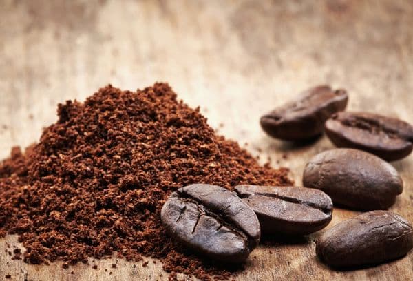 boabe de cafea și măcinate