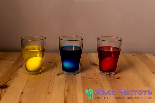 Ouă în soluții de colorat