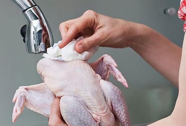 Blotting pui cu un prosop de hârtie