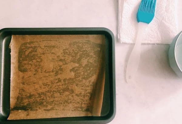 hârtie pergament pe o foaie de copt