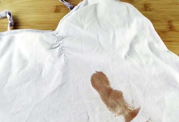 Pata de sos de soia pe un tricou alb