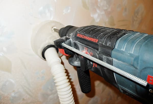 Duza de aspirator de casă pentru lucrul cu un perforator
