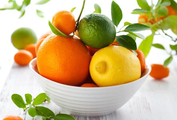 fructe proaspete pe o farfurie