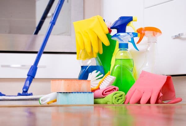 mijloace și dispozitive pentru curățarea apartamentului