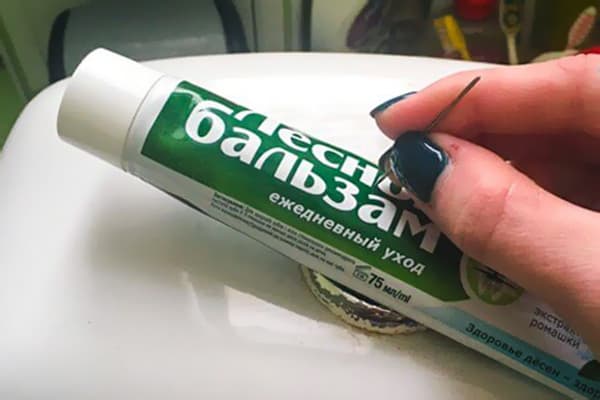 Piercing un tub de pastă de dinți