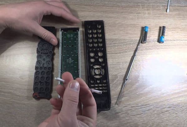 telecomanda TV demontată