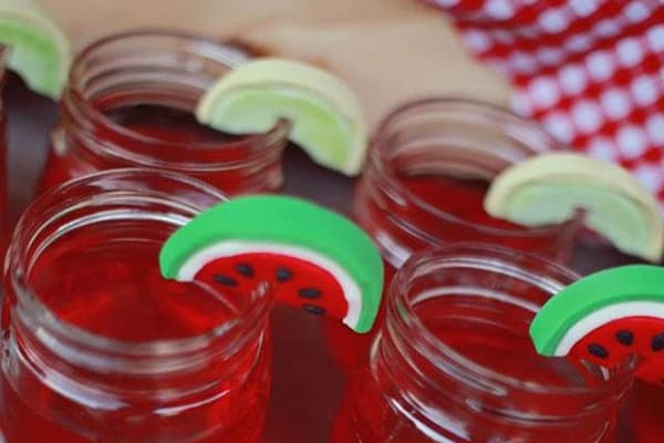 Jeleu de fructe în borcane cu mâncare pentru copii