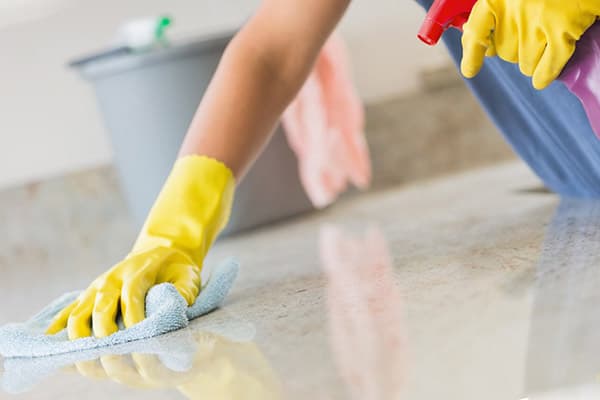 Spălarea podelei în vrac cu înălbitor