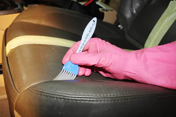Curățarea scaunului din piele al unei mașini