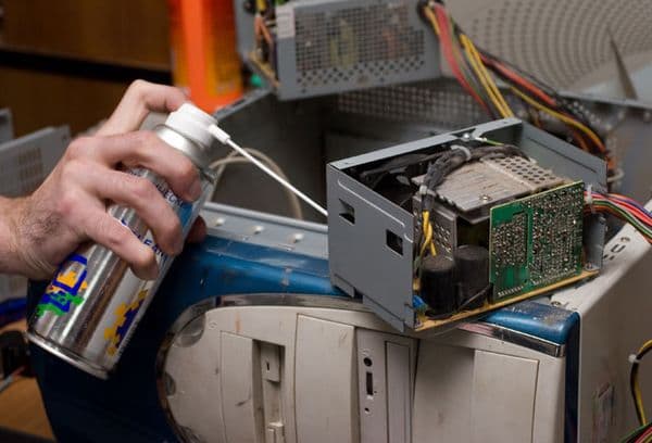 Curățarea sursei de alimentare a computerului
