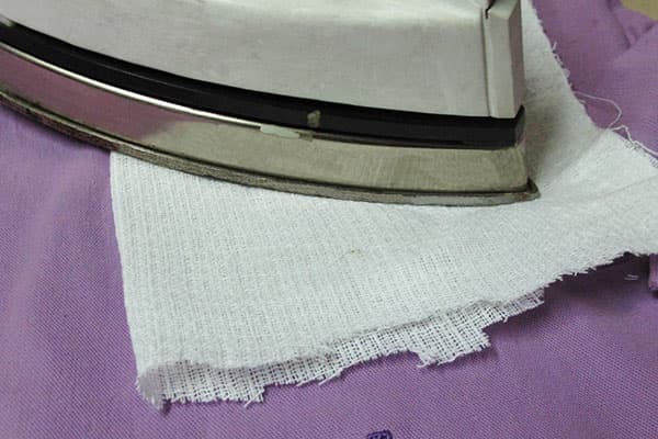 Îndepărtarea petelor de silicon cu fier și tifon