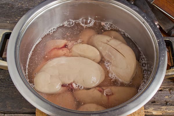 Rinichiul de porc într-o tigaie cu apă
