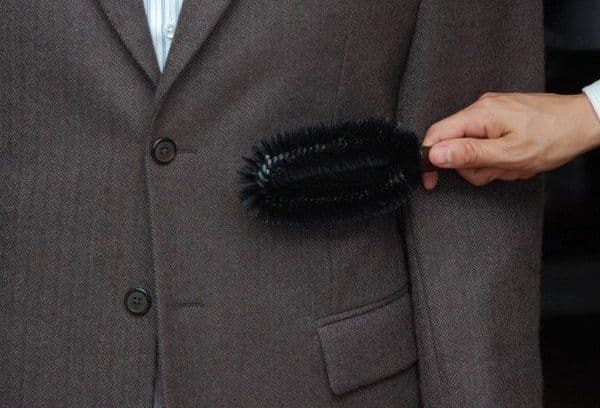 Curățarea tunicii cu o perie