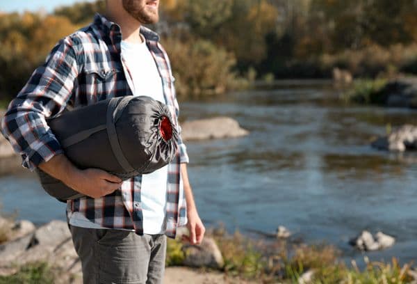 Om cu sac de dormit