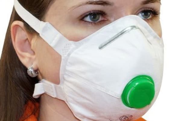 Fată într-un respirator