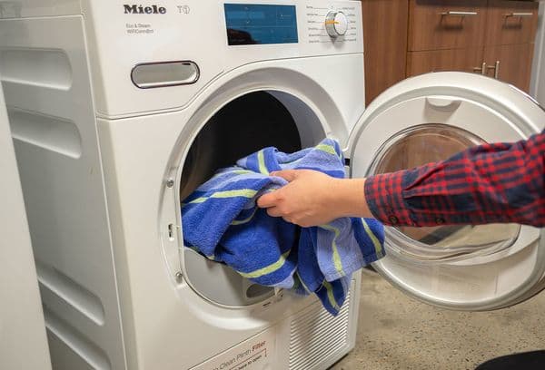 încărcând rufele în mașină