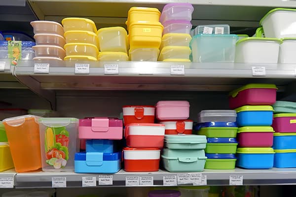 Rafturi cu recipiente din plastic în magazin.
