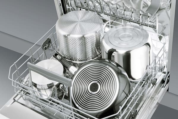 Ghivece și tigaie în mașina de spălat vase