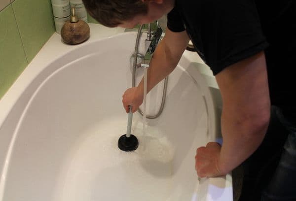 instalator de curățare a scurgerii băii