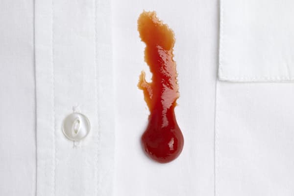 Pata de Ketchup pe o cămașă albă