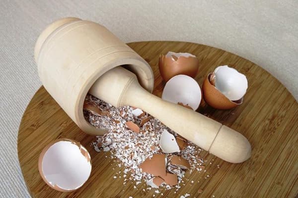 Masina de coaja de oua intr-un mortar